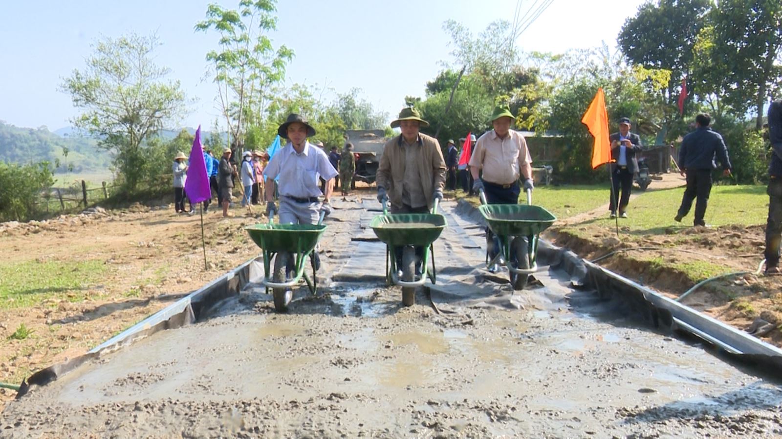 Huyện Kon Plông ra quân phát động phong trào xây dựng nông thôn mới năm 2024