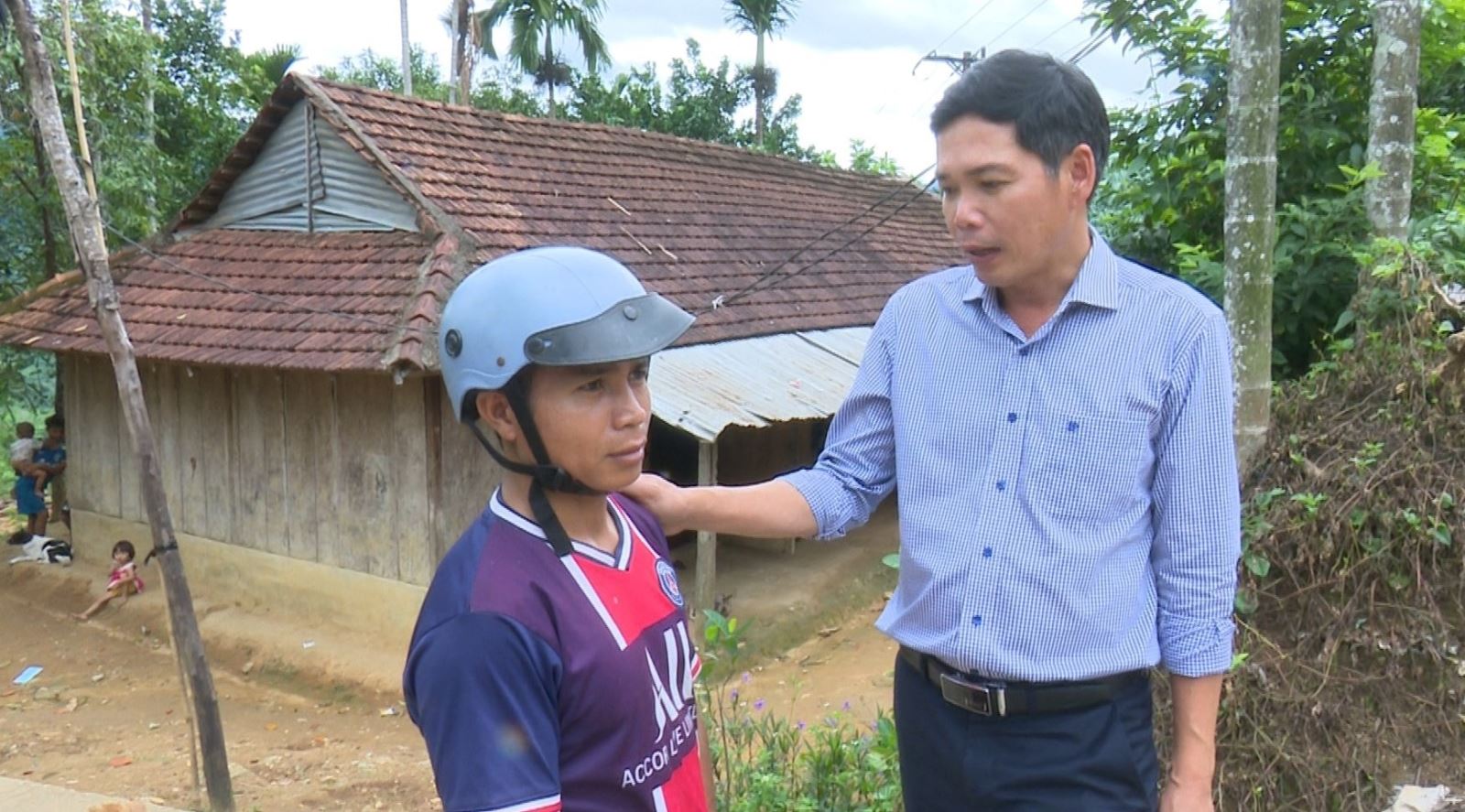 Chủ tịch UBND huyện kiểm tra, vận động người dân ổn định cuộc sống sau động đất